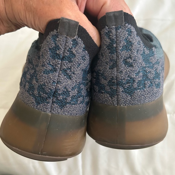 YEEZYS WOMENS SIZE 9 worm but still in good condition - Picture 3 of 5